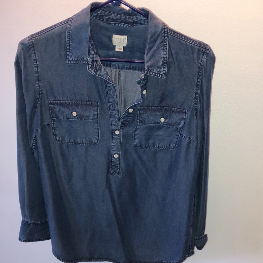 Super cute demin button down shirt - size medium🩵💙